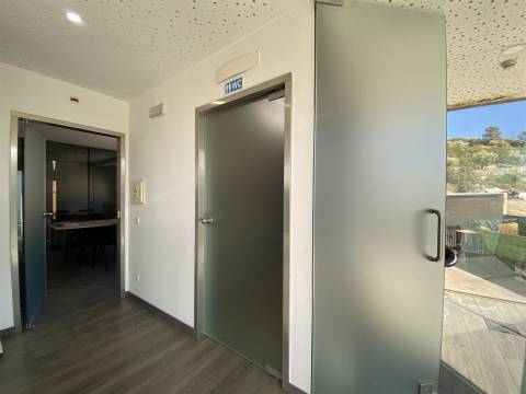 Armazém industrial / Parqueamento / Bairro / Ourém