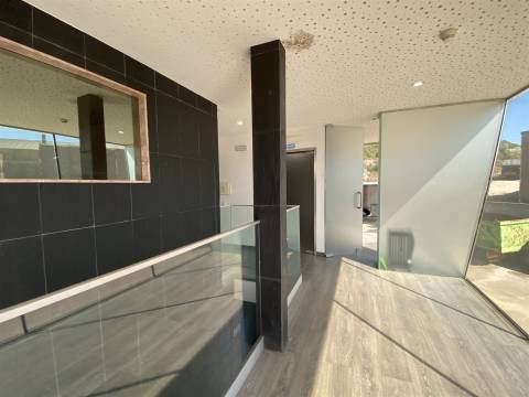 Armazém industrial / Parqueamento / Bairro / Ourém