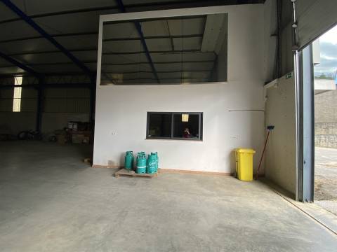 Armazém industrial / Parqueamento / Bairro / Ourém