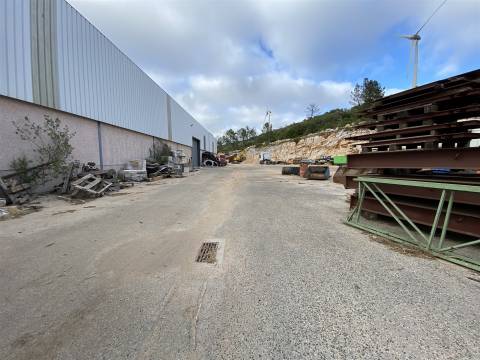 Armazém industrial / Parqueamento / Bairro / Ourém