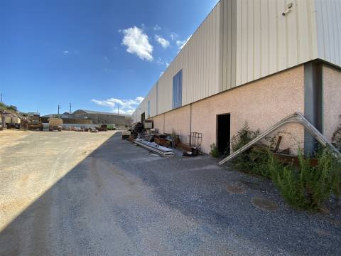 Armazém industrial / Parqueamento / Bairro / Ourém