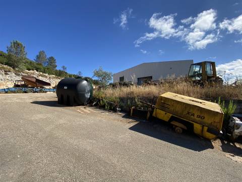 Armazém industrial / Parqueamento / Bairro / Ourém