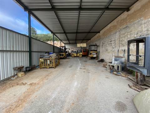 Armazém industrial / Parqueamento / Bairro / Ourém