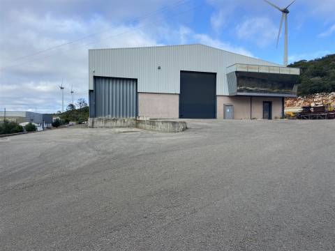 Armazém industrial / Parqueamento / Bairro / Ourém