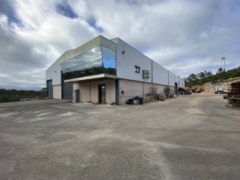 Armazém industrial / Parqueamento / Bairro / Ourém