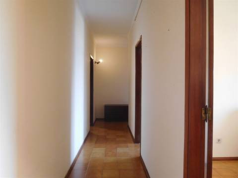 Apartamento T2 / Varandas / Lareira / Qta Sto António / Leiria