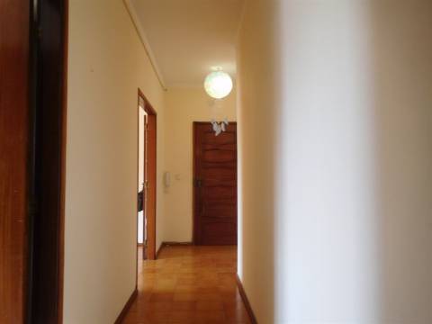Apartamento T2 / Varandas / Lareira / Qta Sto António / Leiria