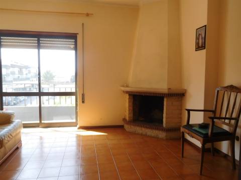 Apartamento T2 / Varandas / Lareira / Qta Sto António / Leiria
