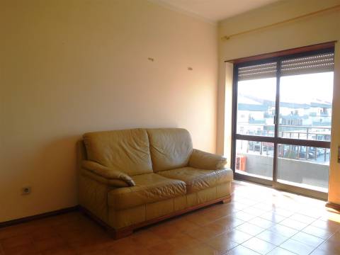 Apartamento T2 / Varandas / Lareira / Qta Sto António / Leiria