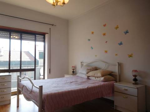 Apartamento T2 / Varandas / Lareira / Qta Sto António / Leiria