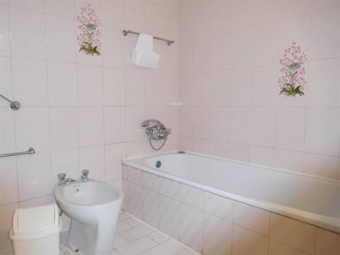 Apartamento T2 / Varandas / Lareira / Qta Sto António / Leiria