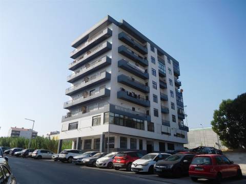 Apartamento T2 / Varandas / Lareira / Qta Sto António / Leiria