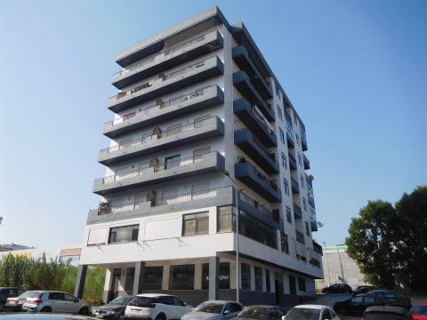 Apartamento T2 / Varandas / Lareira / Qta Sto António / Leiria