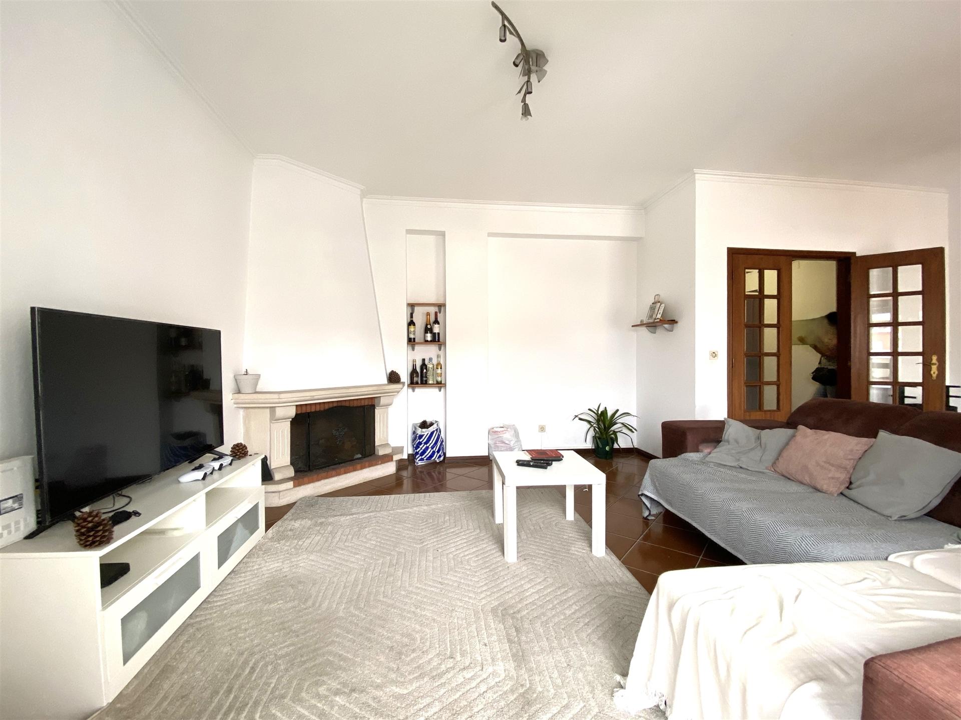 Apartamento T3 / Varanda / Garagem / Sótão/ Centro / Marinha Grande