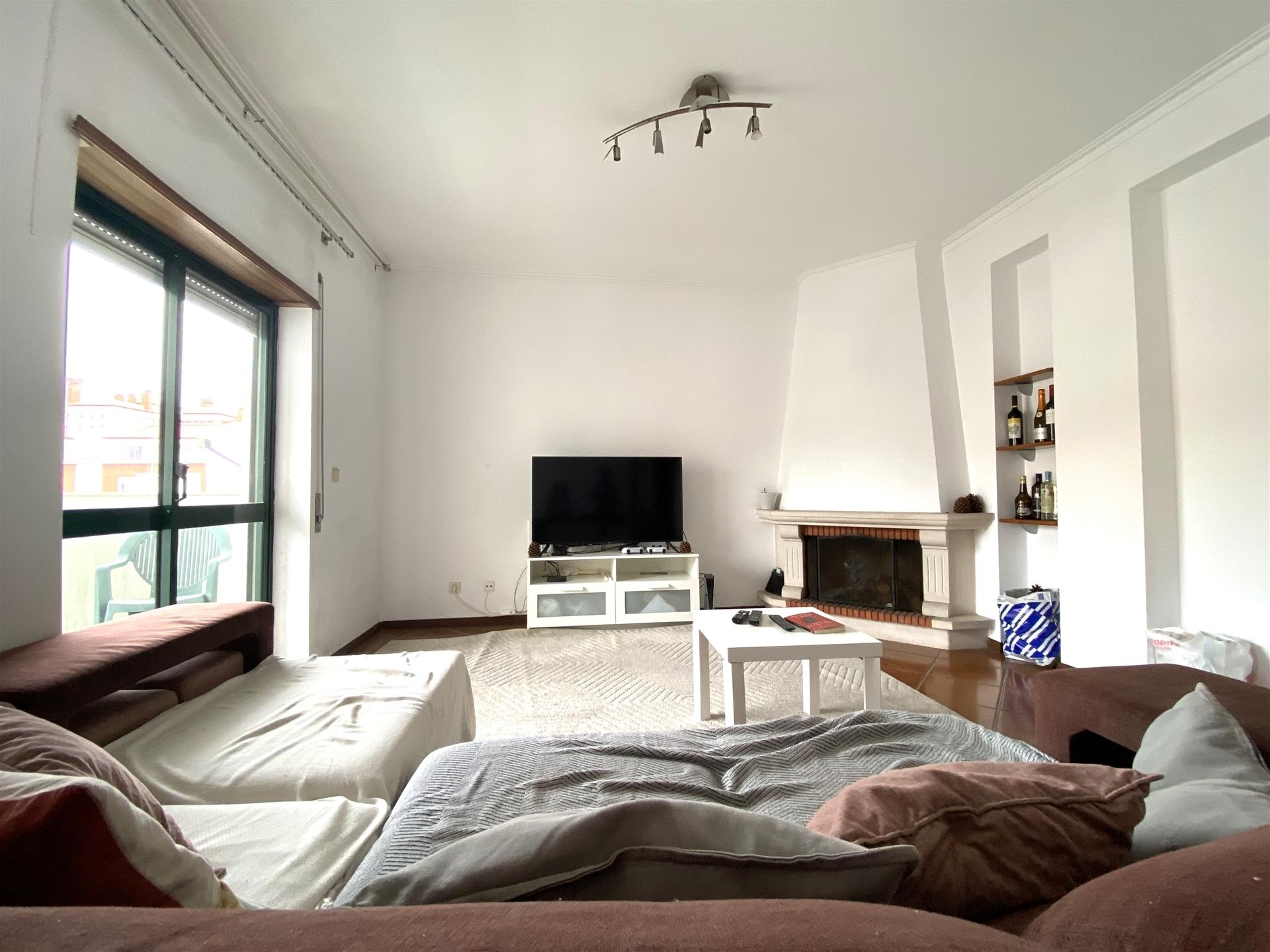 Apartamento T3 / Varanda / Garagem / Sótão/ Centro / Marinha Grande