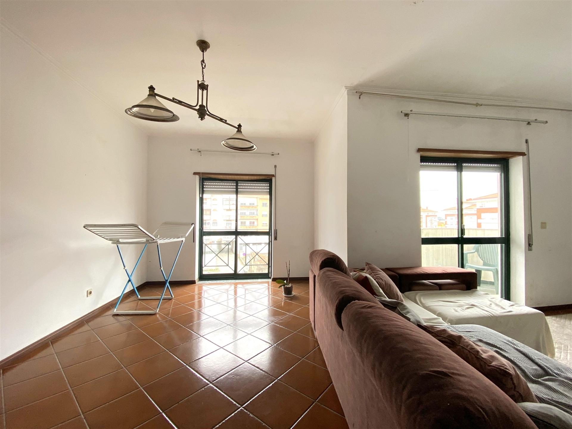 Apartamento T3 / Varanda / Garagem / Sótão/ Centro / Marinha Grande