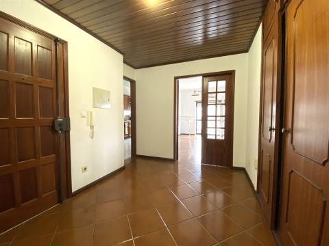 Apartamento T3 / Varanda / Garagem / Sótão/ Centro / Marinha Grande
