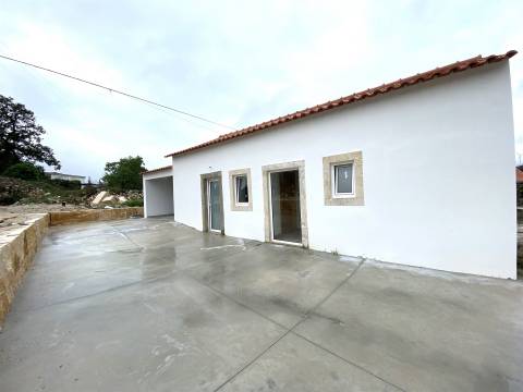 Moradia T2 /Terreno / Alqueidão da Serra / Porto de Mós