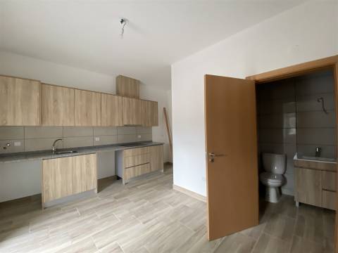 Moradia T2 /Terreno / Alqueidão da Serra / Porto de Mós