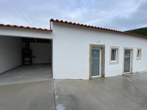 Moradia T2 /Terreno / Alqueidão da Serra / Porto de Mós