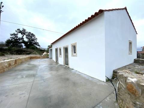 Moradia T2 /Terreno / Alqueidão da Serra / Porto de Mós