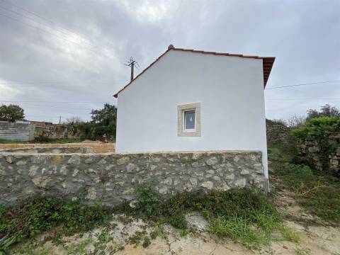 Moradia T2 /Terreno / Alqueidão da Serra / Porto de Mós