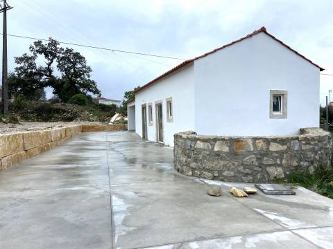 Moradia T2 /Terreno / Alqueidão da Serra / Porto de Mós