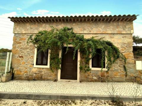 Moradia T1+1/Terreno / Reguengo do Fétal / Batalha