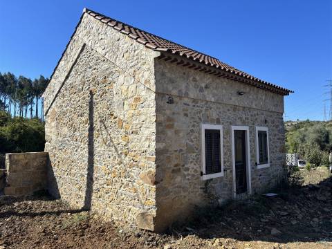 Moradia T1+1/Terreno / Reguengo do Fétal / Batalha