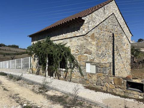 Moradia T1+1/Terreno / Reguengo do Fétal / Batalha