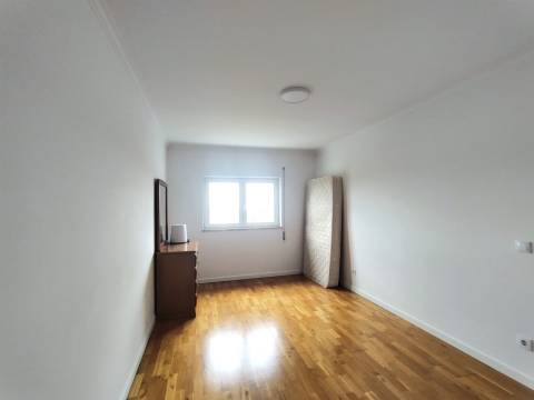 Apartamento T3 / Varandas / Marquise / Garagem / Quinta do Bispo / Leiria