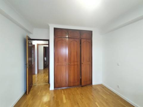 Apartamento T3 / Varandas / Marquise / Garagem / Quinta do Bispo / Leiria