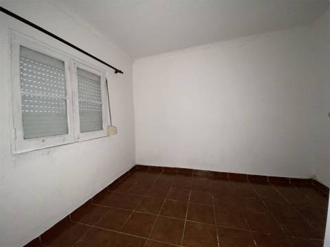 Moradia T2 / Arrendar / Bairro das Almoinhas