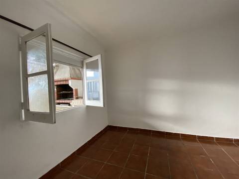 Moradia T2 / Arrendar / Bairro das Almoinhas