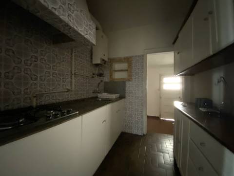 Moradia T2 / Arrendar / Bairro das Almoinhas