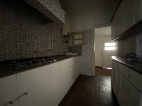Moradia T2 / Arrendar / Bairro das Almoinhas