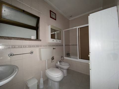 Moradia T2 / Arrendar / Bairro das Almoinhas