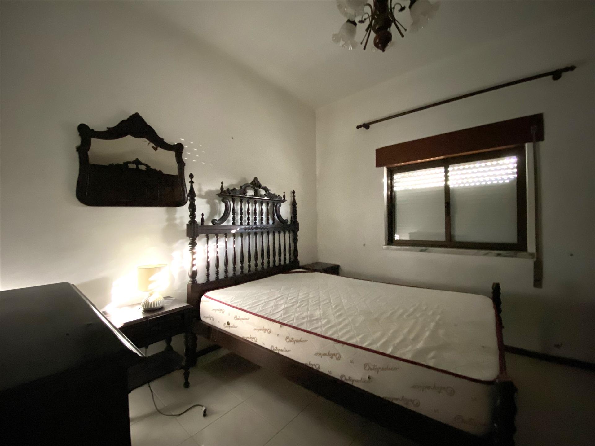 Moradia T2 / Arrendar / Bairro das Almoinhas