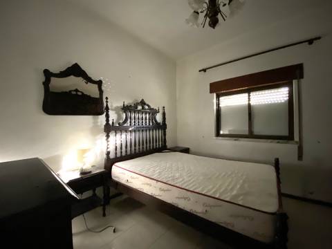 Moradia T2 / Arrendar / Bairro das Almoinhas