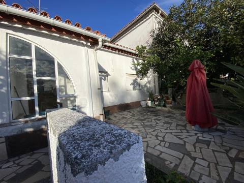 Moradia T2 / Arrendar / Bairro das Almoinhas