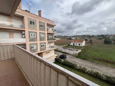 Apartamento T2 / Varandas / Garagem / Sótão / Rego d’Água / Marrazes / Leiria