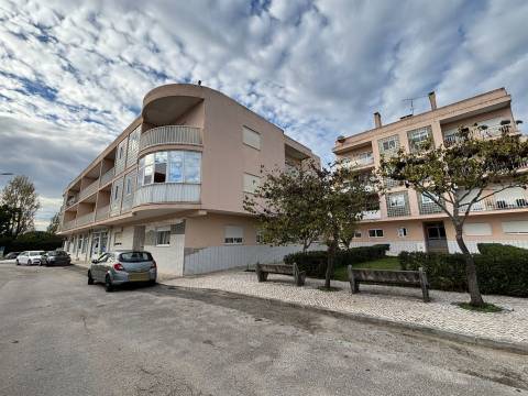 Apartamento T2 / Varandas / Garagem / Sótão / Rego d’Água / Marrazes / Leiria