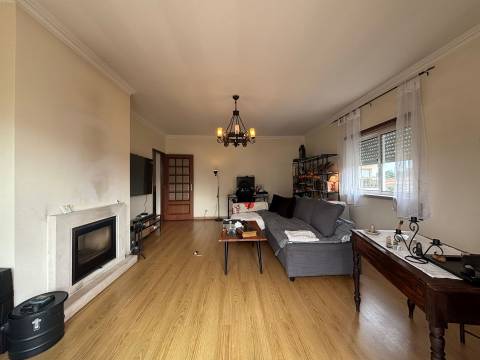 Apartamento T2 / Varandas / Garagem / Sótão / Rego d’Água / Marrazes / Leiria