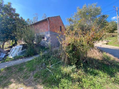 Moradia 3+1 / Terreno / Espite / Ourém