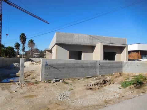 Moradia Térrea T3 / Em Construção / Garagem / Ortigosa / Leiria