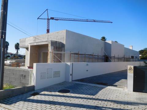Moradia Térrea T3 / Em Construção / Garagem / Ortigosa / Leiria