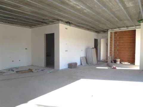 Moradia Térrea T3 / Em Construção / Garagem / Ortigosa / Leiria
