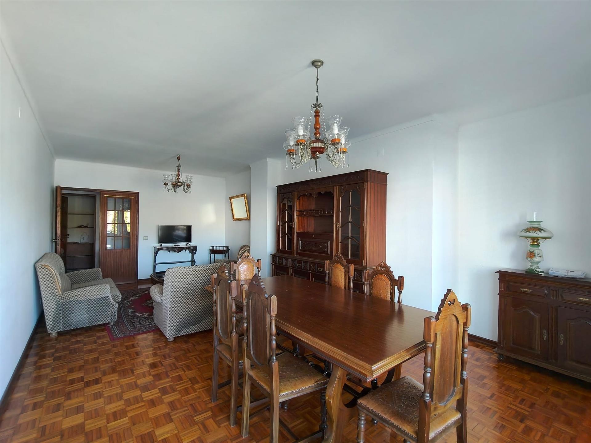 Apartamento T4 / Varandas / Garagem / Leiria centro