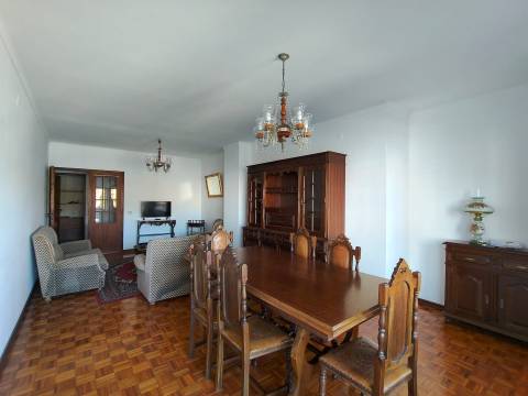 Apartamento T4 / Varandas / Garagem / Leiria centro