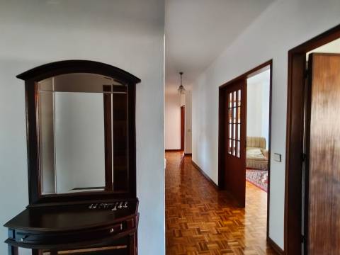 Apartamento T4 / Varandas / Garagem / Leiria centro